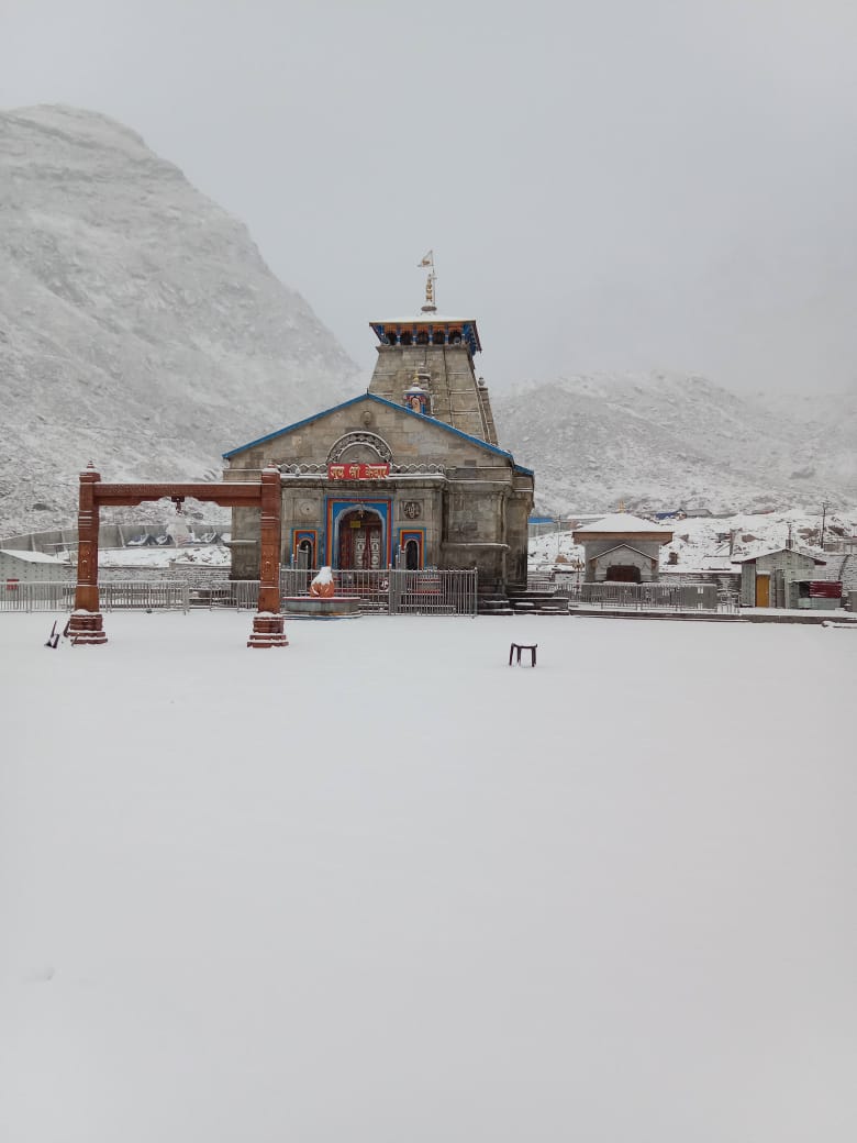 उत्तराखंड के पर्यटन स्थलों पर सीजन की पहली बर्फबारी, केदारनाथ और बदरीनाथ धाम में पांच सेमी तक बर्फ जमी