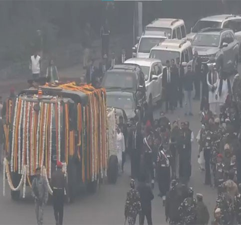 Funeral procession of former PM Manmohan Singh reaches Nigambodh Ghat