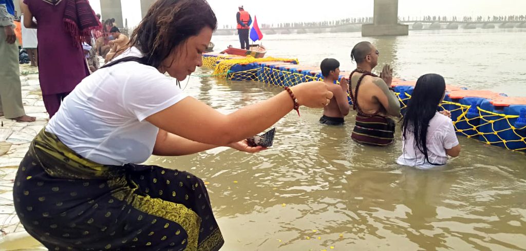 Foreign tourist arrive at Triveni Sangam