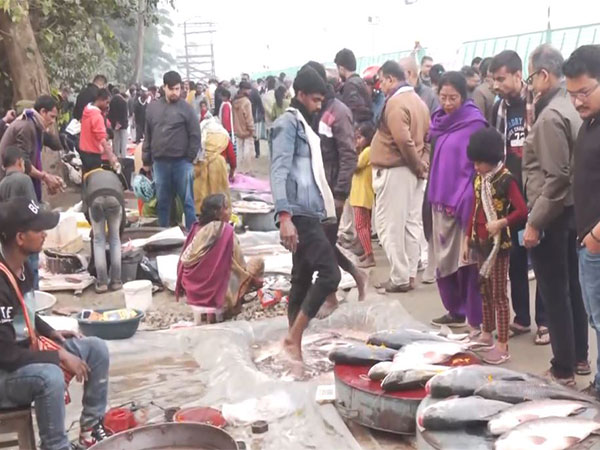 असम में धूमधाम से मनाया जा रहा माघ बिहू का त्योहार, ठंड के बीच लोगों में दिखा उत्साह