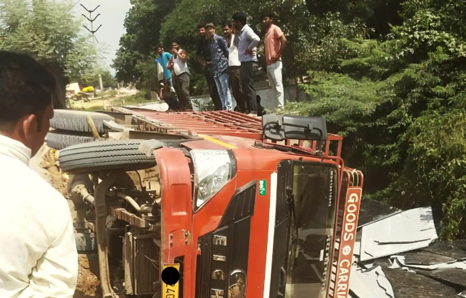 तमिलनाडु-कर्नाटक सीमा पर एल्लापुरा में ट्रक खाई में गिरा, नाै लोगों की मौत, दस घायल