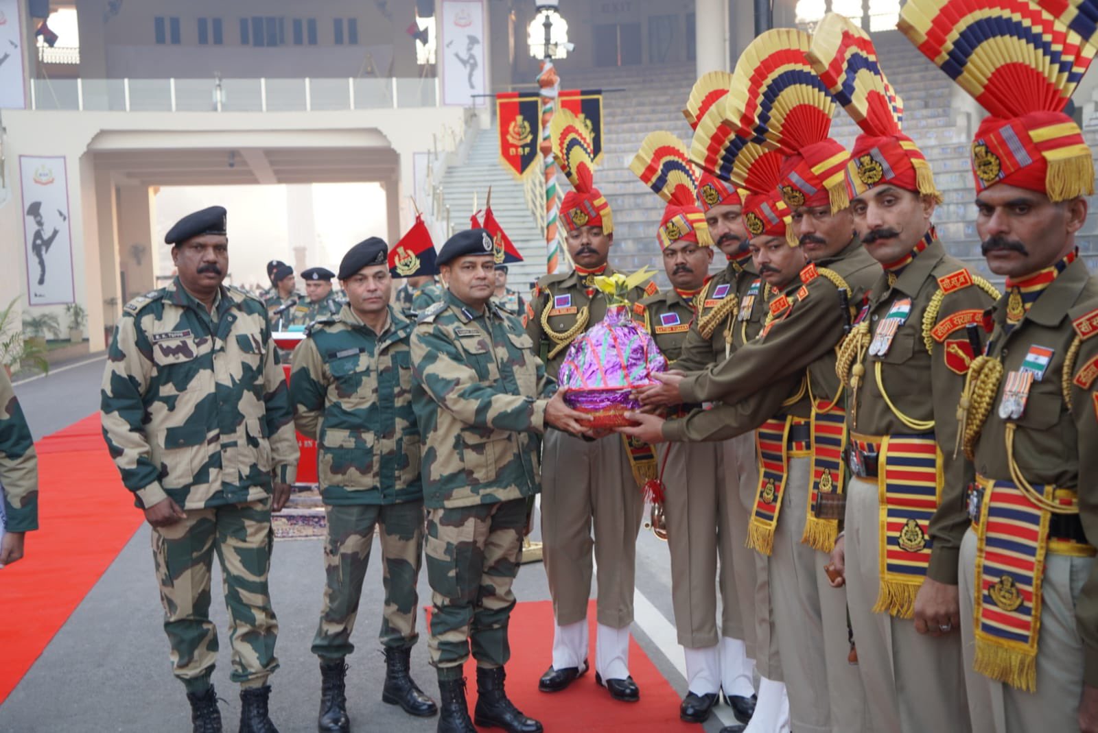 76वें गणतंत्र दिवस पर देश में जश्न का माहौल, वाघा बॉर्डर पर फहराया गया तिरंगा