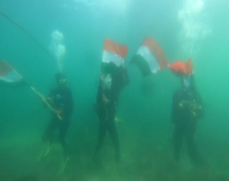 Diving into patriotism: Scuba divers unfurl Indian flag underwater in Gujarat