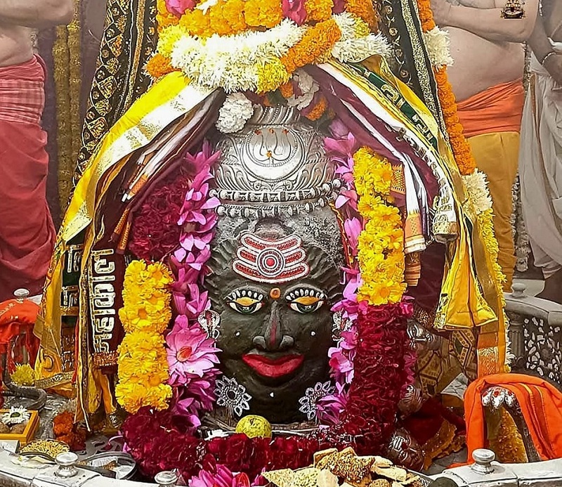 उज्जैन में मकर संक्रांति पर भगवान महाकाल का दिव्य श्रृंगार, तिल-गुड़ का लगाया गया भोग