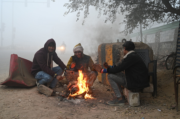 उत्तर भारत में शीतलहर और घने कोहरे का प्रकोप जारी, दिल्ली में AQI में सुधार