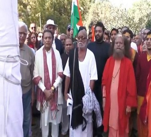 Spiritual leaders unfurl tricolour at Maha Kumbh on 76th Republic Day