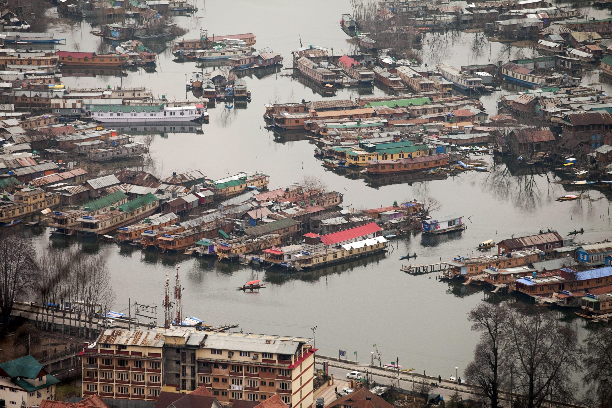 J&K: fresh snowfall transforms Bhalessa, tourist influx surges in Dal Lake 