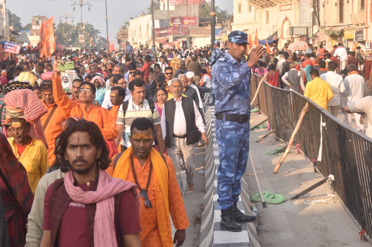 महाकुंभ : श्रद्धालुओं की सुरक्षा में मजबूत प्रहरी बने सीआरपीएफ के जवान