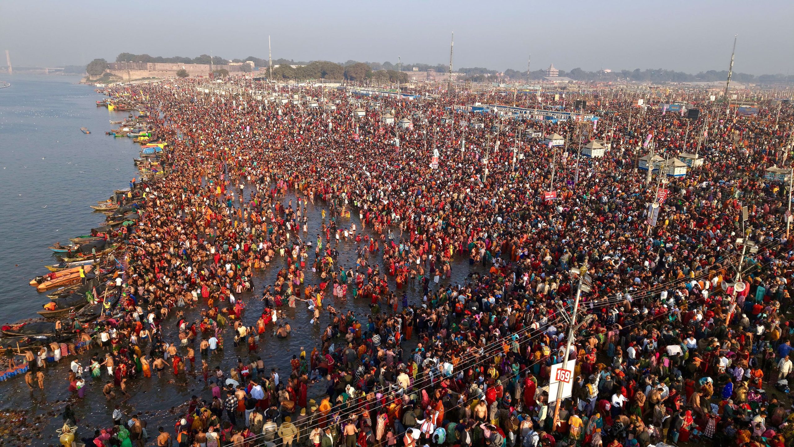 महाकुंभ के बचे दिनों में 144 वर्षों के अद्भुत संयोग का साक्षी बनने उमड़े करोड़ों लोग