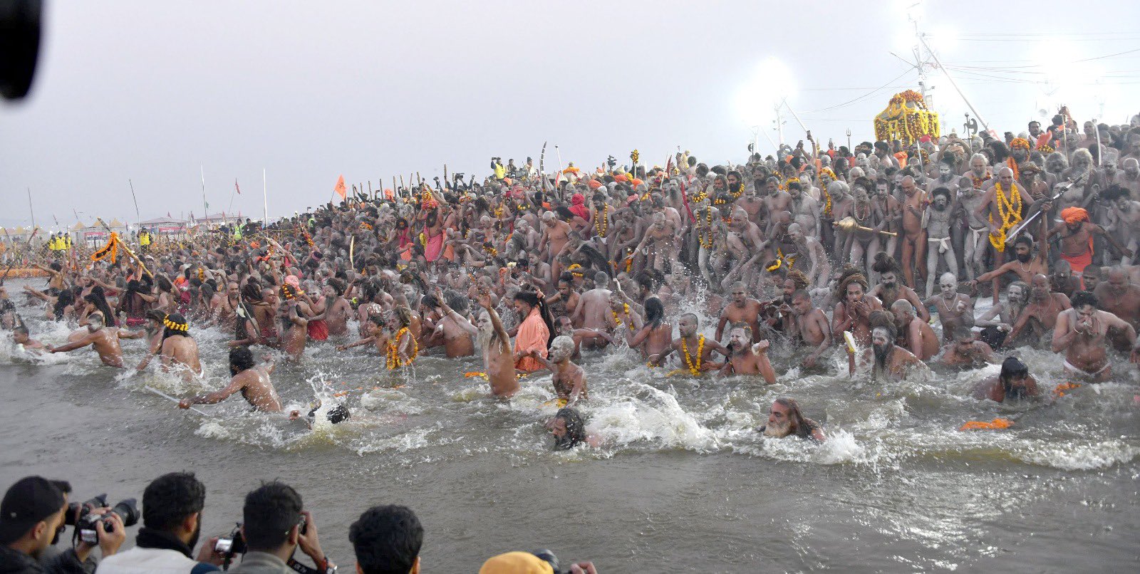 महाकुंभ : बसंत पंचमी पर पावन स्नान, सुरक्षा के पुख्ता इंतजाम, साधु-संतों पर हेलीकॉप्टर से पुष्प वर्षा हुई