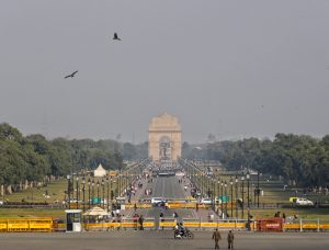 दिल्ली-एनसीआर में बदला मौसम का मिजाज, तेज हवाओं के चलते फिर गिरा तापमान