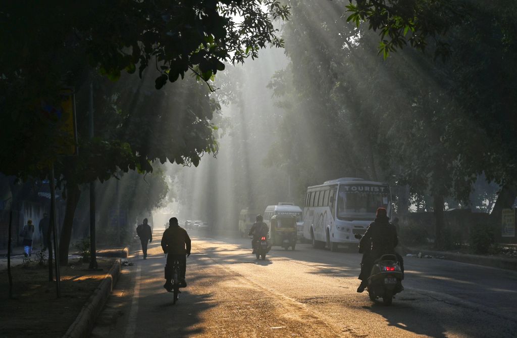 दिल्ली-एनसीआर में मौसम में अचानक बदलाव, पहाड़ी इलाकों में बर्फबारी का असर