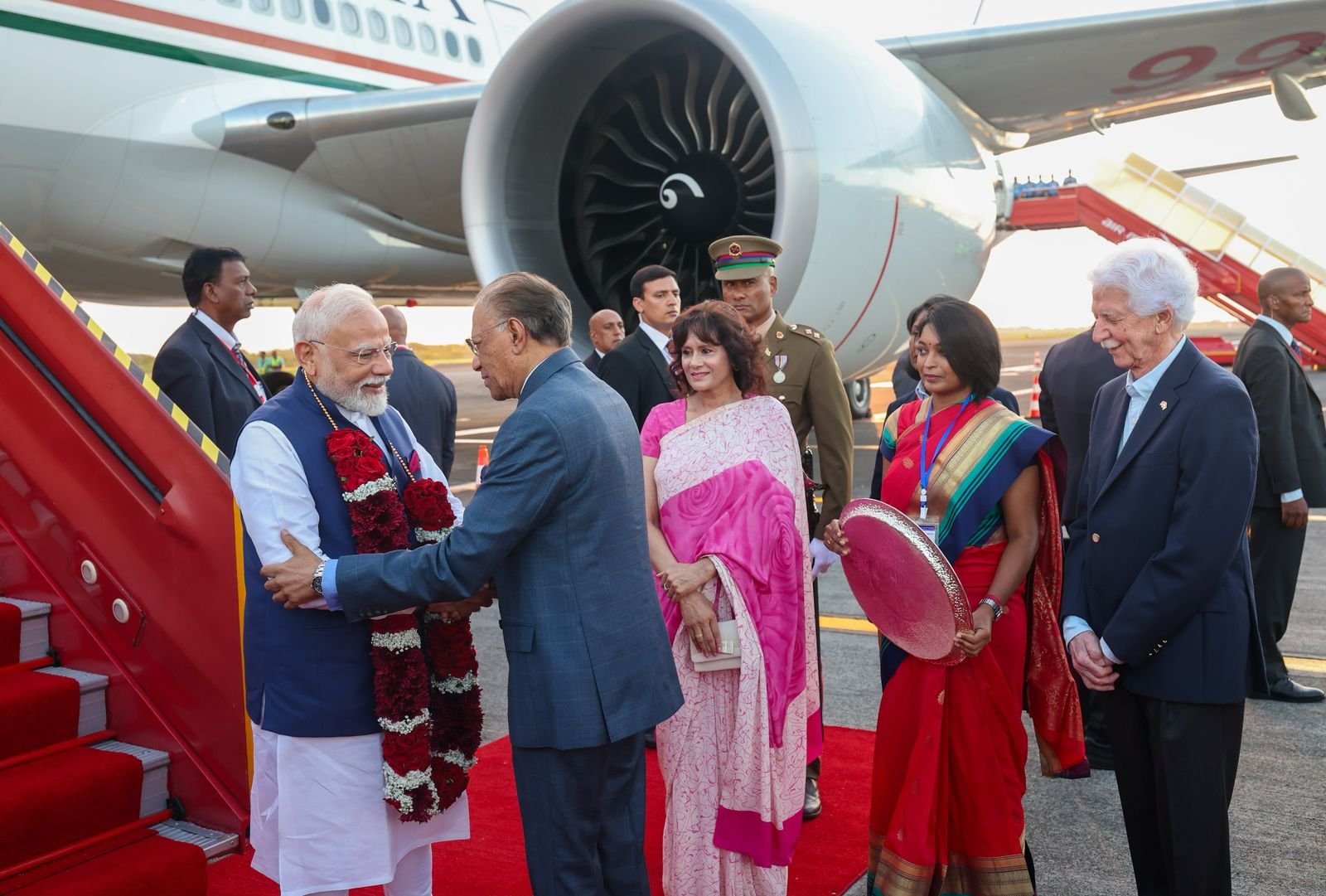 Mauritius PM, along with 200 dignitaries, welcomes PM Modi at airport