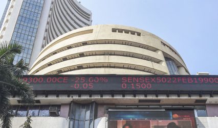 तीसरे दिन भी शेयर बाजार में बड़ी गिरावट, सेंसेक्स-निफ्टी लाल निशान में बंद