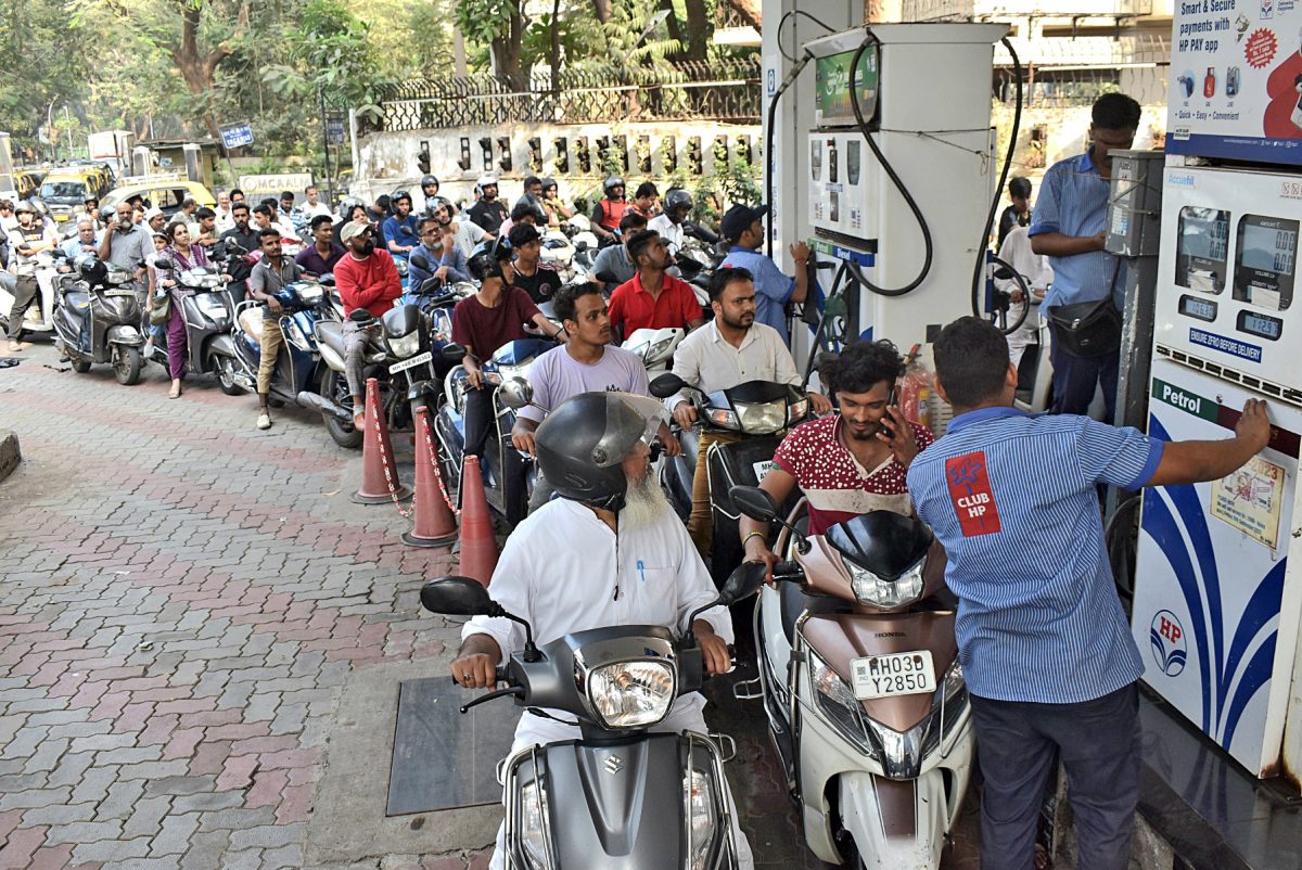 केंद्र ने पेट्रोल और डीजल पर एक्साइज ड्यूटी 10 रुपए प्रति लीटर घटाई