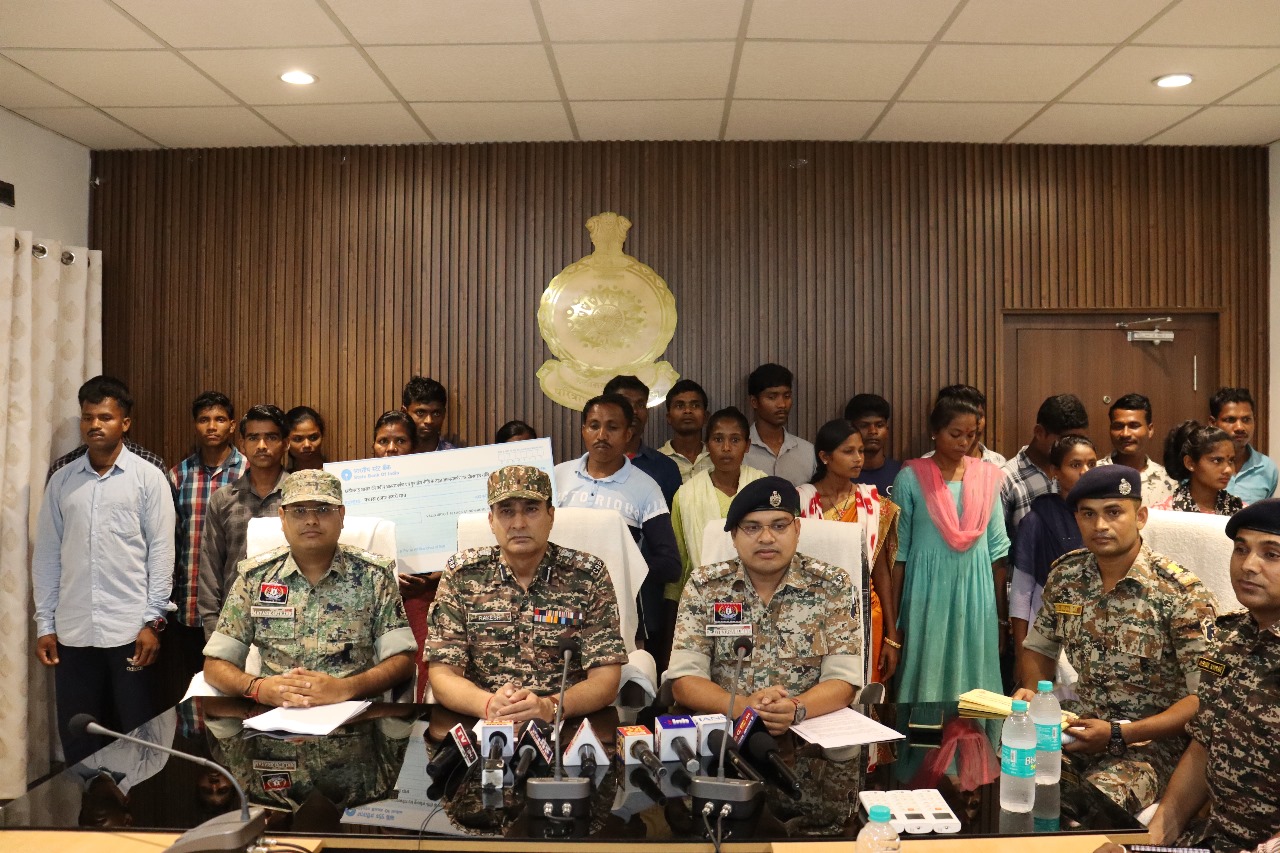 नक्सल विरोधी अभियान को बड़ी सफलता, छत्तीसगढ़ के बीजापुर में 24 नक्सलियों ने किया आत्मसमर्पण