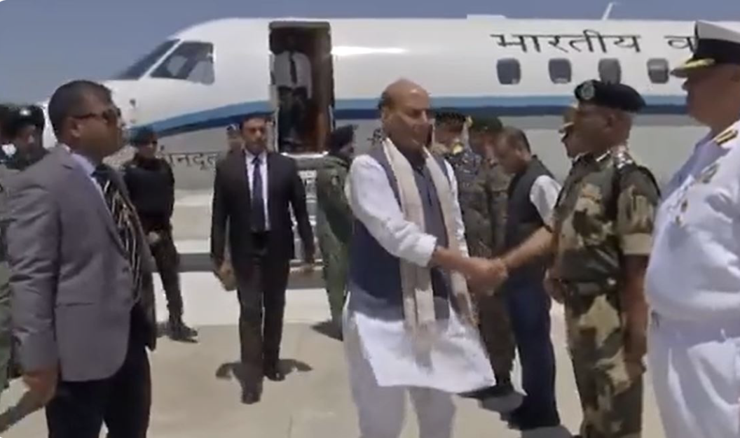 रक्षा मंत्री राजनाथ सिंह पहुंचे भुज एयरबेस, वायुसेना के योद्धाओं से करेंगे बातचीत रक्षा मंत्री राजनाथ सिंह पहुंचे भुज एयरबेस, वायुसेना के योद्धाओं से करेंगे बातचीत