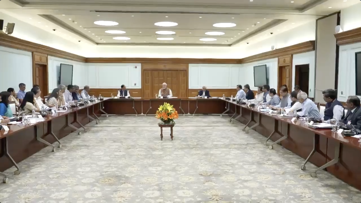 पीएम मोदी ने सचिवों के साथ की बैठक, मंत्रालयों व विभिन्न एजेंसियों के बीच समन्वय पर दिया जोर पीएम मोदी ने सचिवों के साथ की बैठक, मंत्रालयों व विभिन्न एजेंसियों के बीच समन्वय पर दिया जोर
