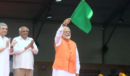 पीएम मोदी ने लोको मैन्यूफैक्चरिंग रेलवे वर्कशॉप का किया उद्घाटन, पहले ‘मेड इन दाहोद’ इलेक्ट्रिक लोकोमोटिव को दिखाई हरी झंडी 