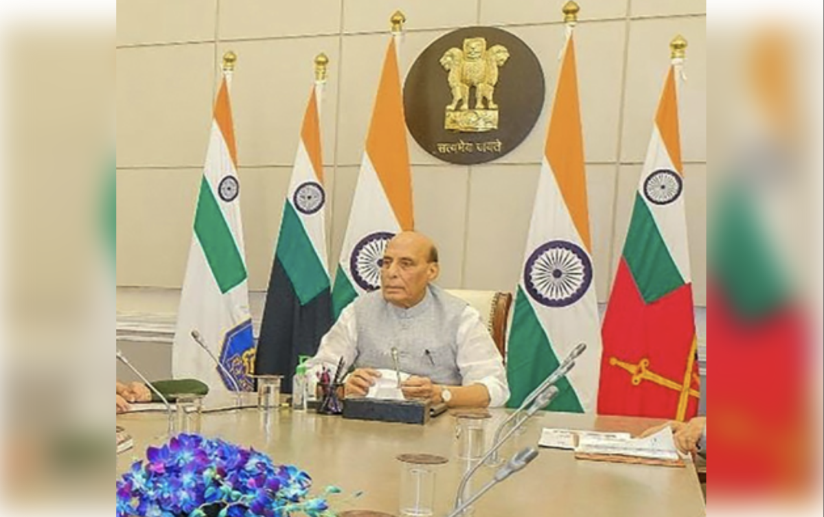 रक्षा मंत्री राजनाथ सिंह ने की पश्चिमी सीमा पर सुरक्षा स्थिति की समीक्षा, सीडीएस, थल सेना और नौसेना प्रमुख बैठक में रहे मौजूद