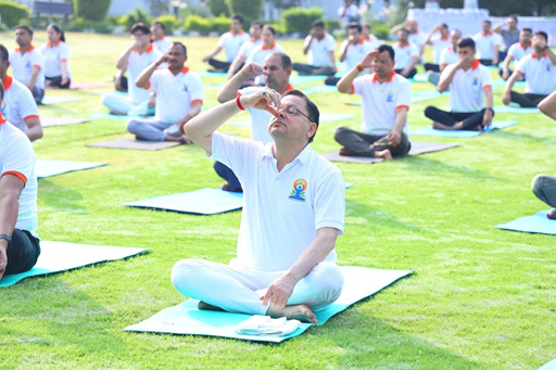 सीएम धामी ने किया योगाभ्यास, योग को दिनचर्या का हिस्सा बनाने की अपील की