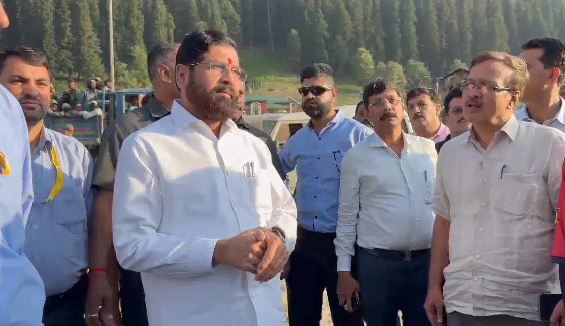 महाराष्ट्र के डिप्टी सीएम एकनाथ शिंदे ने कश्मीरियों से की मुलाकात, कहा- पटरी पर लौट रहा पर्यटन