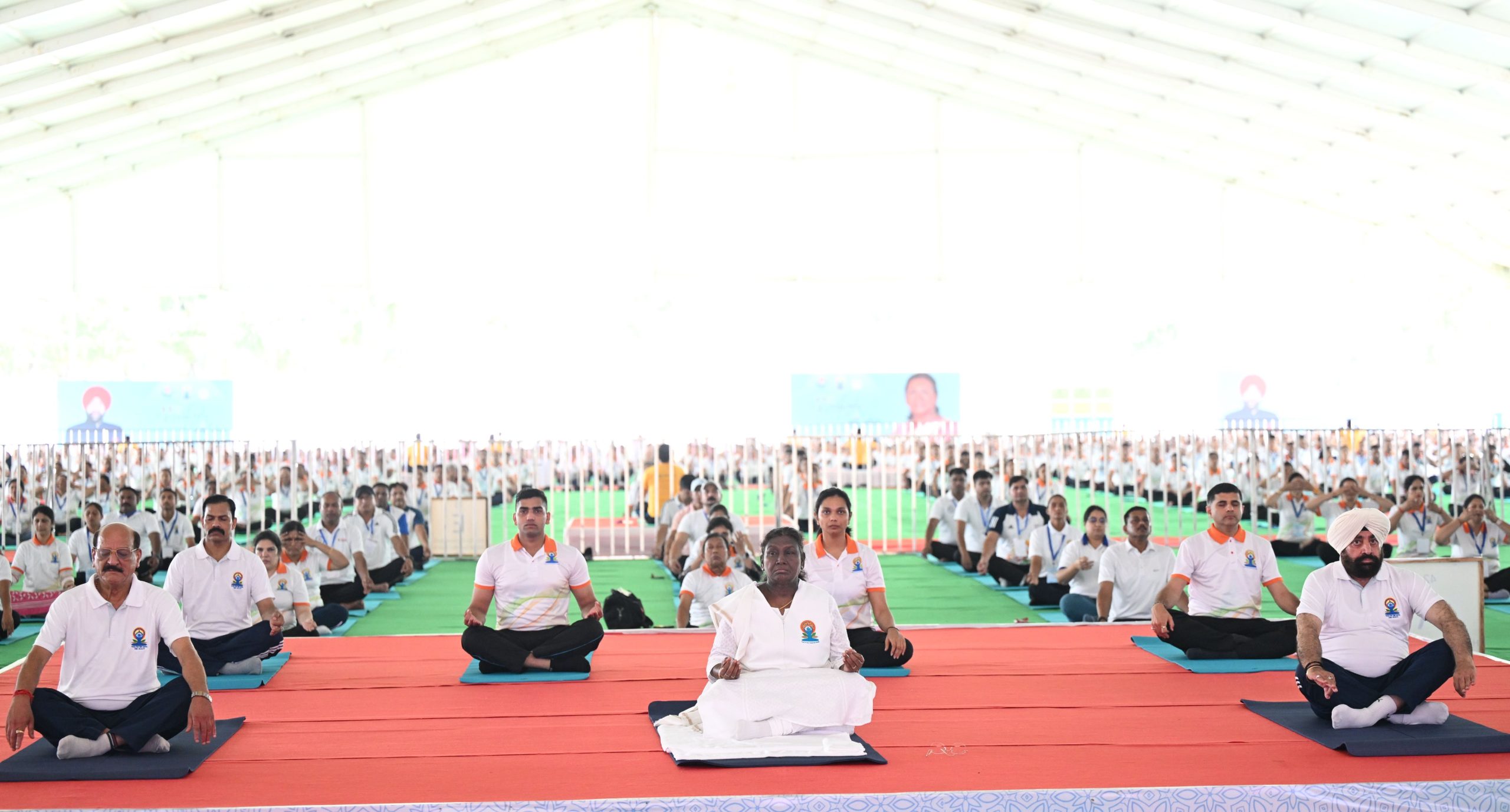 अंतर्राष्ट्रीय योग दिवस : राष्ट्रपति द्रौपदी मुर्मु ने देहरादून में आयोजित योग कार्यक्रम में लिया हिस्सा
