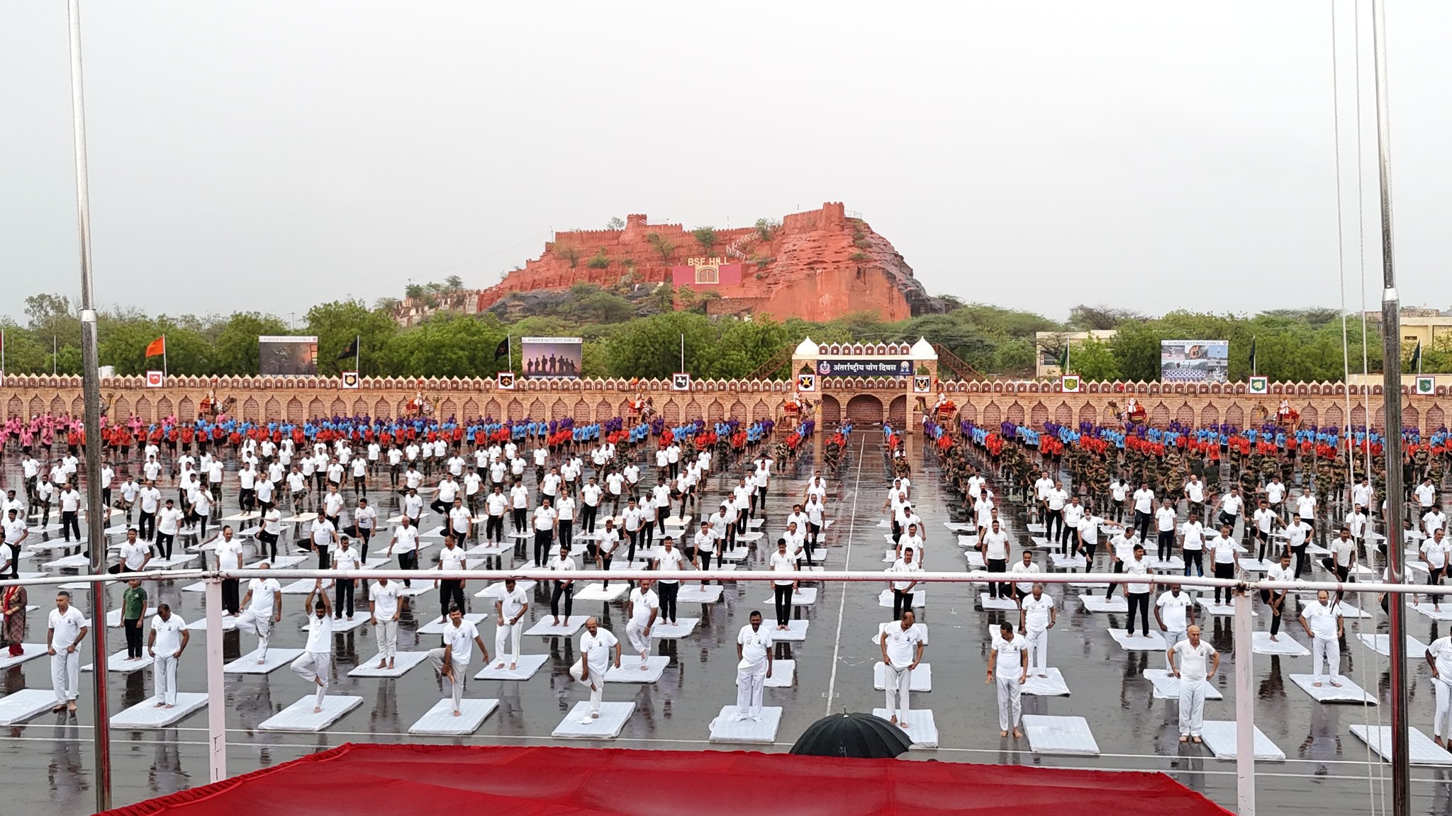 अंतरराष्ट्रीय योग दिवस : अटारी-वाघा बॉर्डर पर बीएसएफ ने भव्य योग सत्र का किया आयोजन