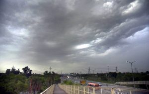 दिल्ली एनसीआर में इस हफ्ते हो सकती है गरज चमक के साथ बारिश, मौसम विभाग का येलो अलर्ट है जारी