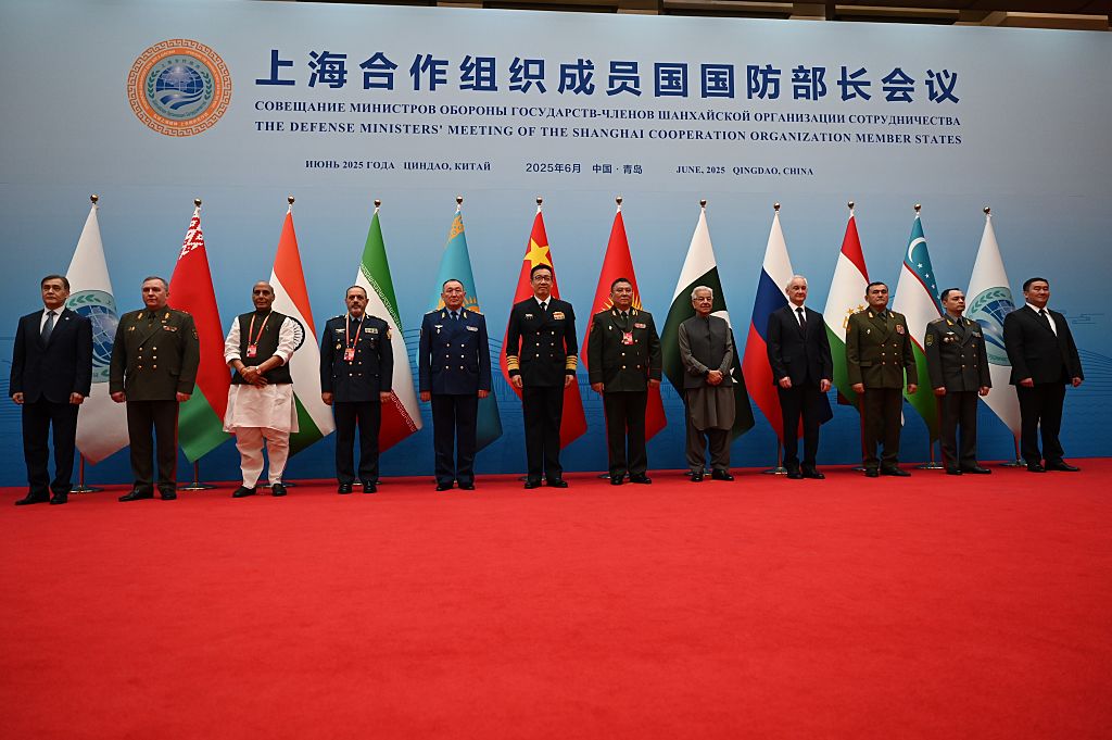 रक्षा मंत्री राजनाथ सिंह चीन के किंगदाओ शहर पहुंचे, SCO रक्षा मंत्रियों की बैठक में लेंगे भाग