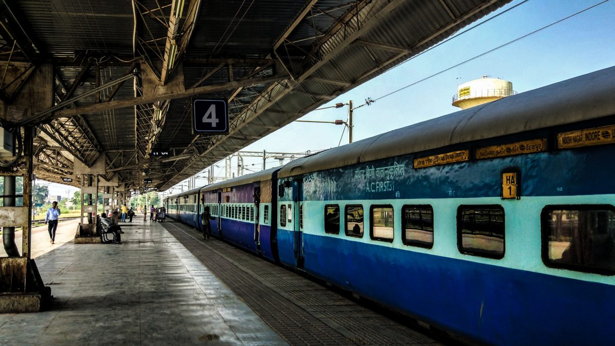 रेलवे ने आज से यात्री रेल सेवा के मूल किराये में वृद्धि की लागू रेलवे ने आज से यात्री रेल सेवा के मूल किराये में वृद्धि की लागू