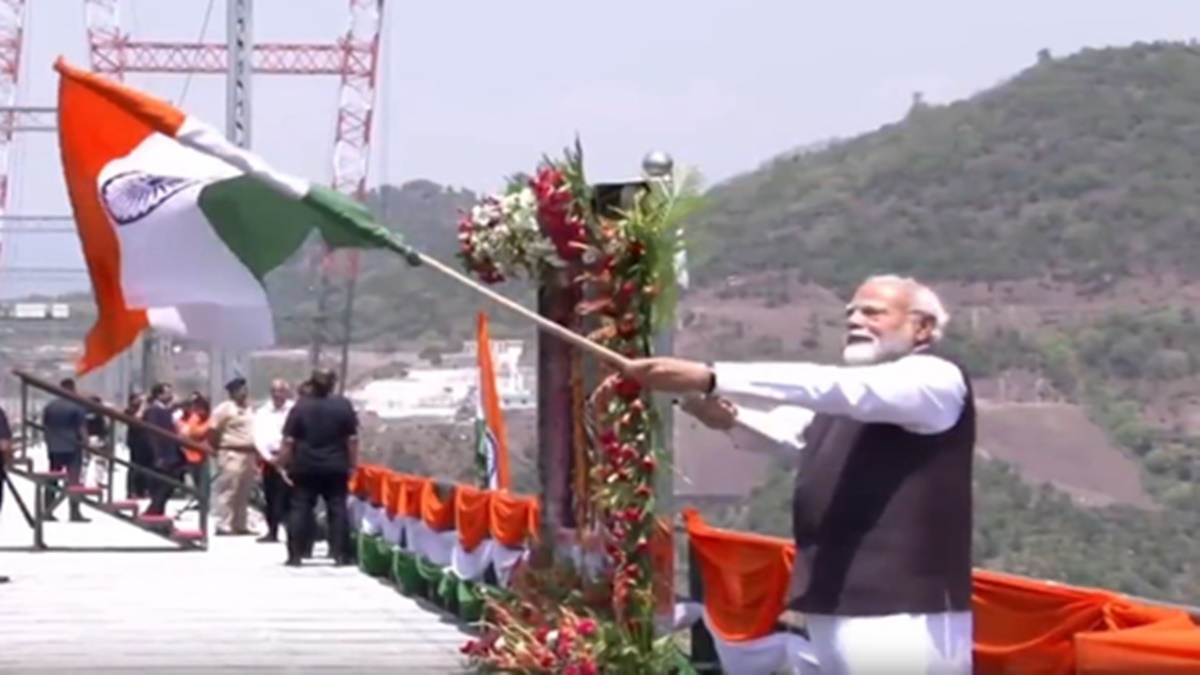 प्रधानमंत्री मोदी ने चिनाब पुल पर तिरंगा लहराया, पहलगाम की साजिश रचने वालों को दिया करारा जवाब