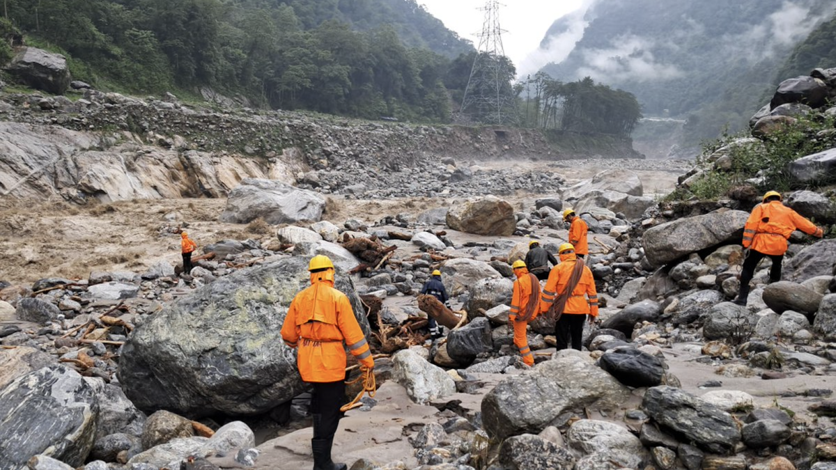 मौसम में सुधार के बाद उत्तरी सिक्किम में फंसे पर्यटकों के लिए बचाव अभियान शुरू मौसम में सुधार के बाद उत्तरी सिक्किम में फंसे पर्यटकों के लिए बचाव अभियान शुरू