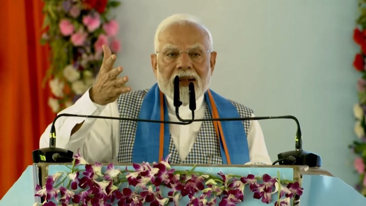 प्रधानमंत्री मोदी ने बिहार के मरहौड़ा संयंत्र में निर्मित पहली निर्यात लोकोमोटिव को हरी झंडी दिखाकर किया रवाना