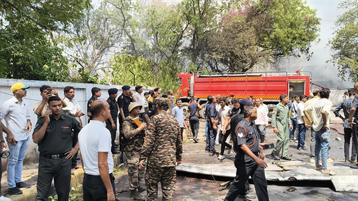 एयर इंडिया विमान हादसा, सेना-एनडीआरएफ की टीम और डॉक्टर दुर्घटना स्थल पर तैनात