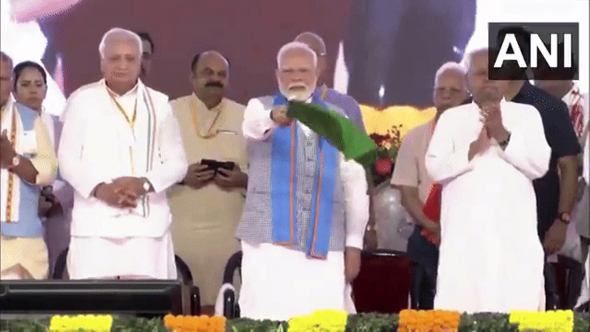 पीएम मोदी ने पाटलिपुत्र-गोरखपुर वंदे भारत को दिखाई हरी झंडी, लोगों में खुशी