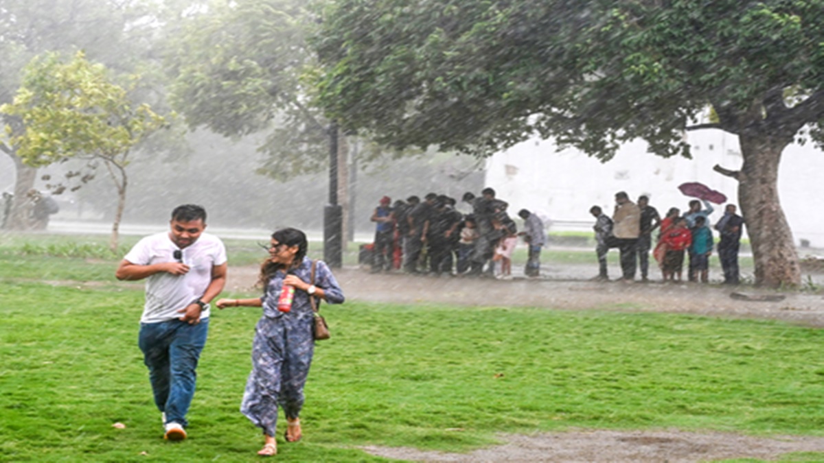 राजधानी में बारिश से बदला मौसम का मिजाज, लोगों को मिली गर्मी से राहत 