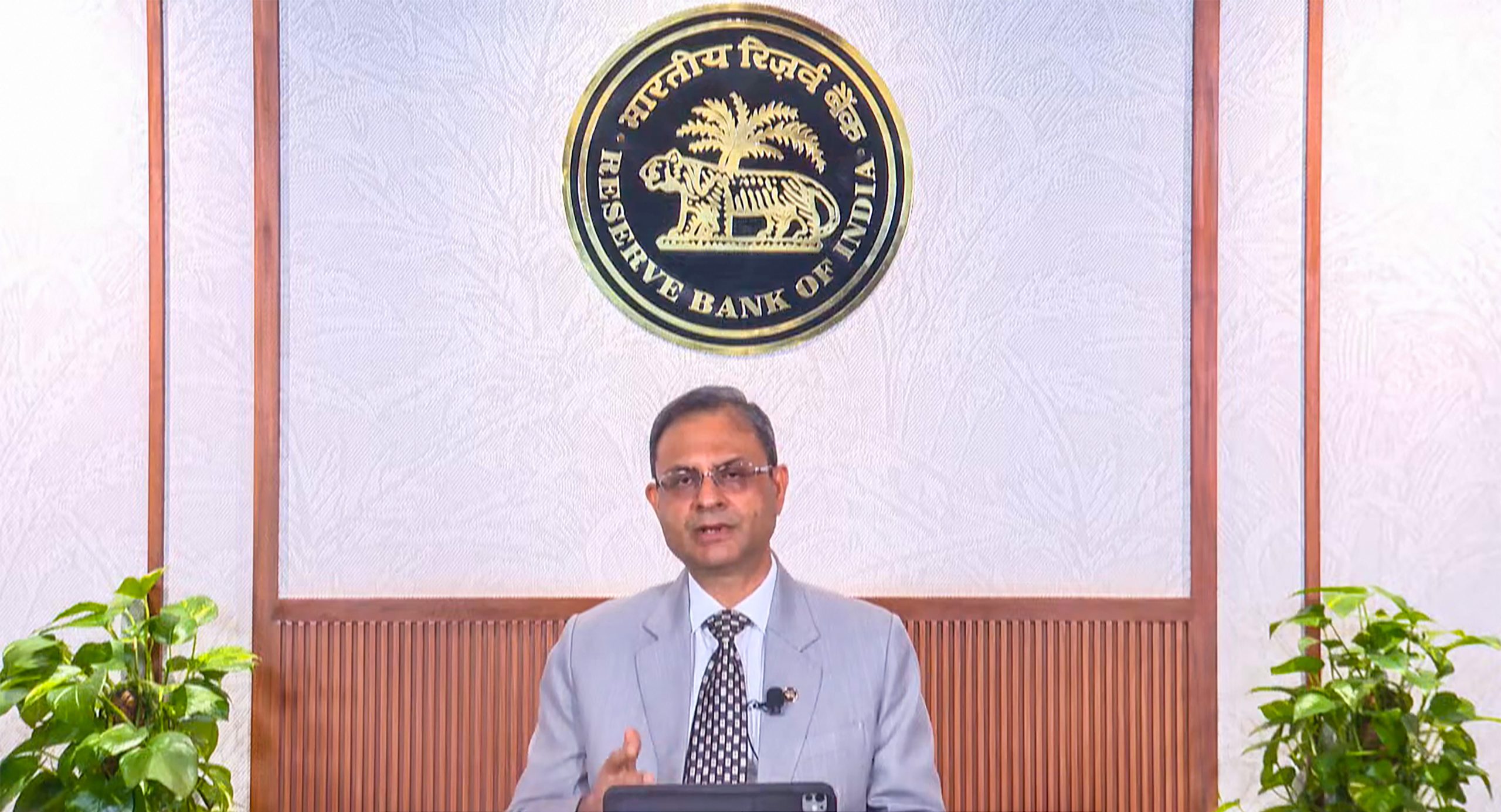 RBI ने रेपो रेट में कोई कटौती नहीं की, FY26 GDP ग्रोथ अनुमान बढ़ाकर 6.8% किया