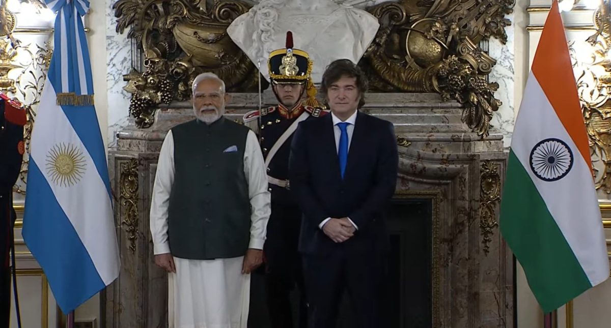 ब्यूनस आयर्स में अर्जेंटीना के राष्ट्रपति माइली ने पीएम मोदी का किया गर्मजोशी से स्वागत ब्यूनस आयर्स में अर्जेंटीना के राष्ट्रपति माइली ने पीएम मोदी का किया गर्मजोशी से स्वागत