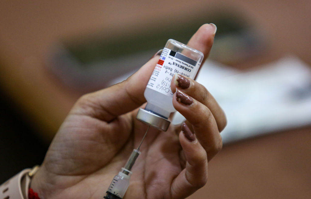 कोविड वैक्सीन से अचानक होने वाली मौतों के बीच कोई संबंध नहीं : ICMR-AIIMS