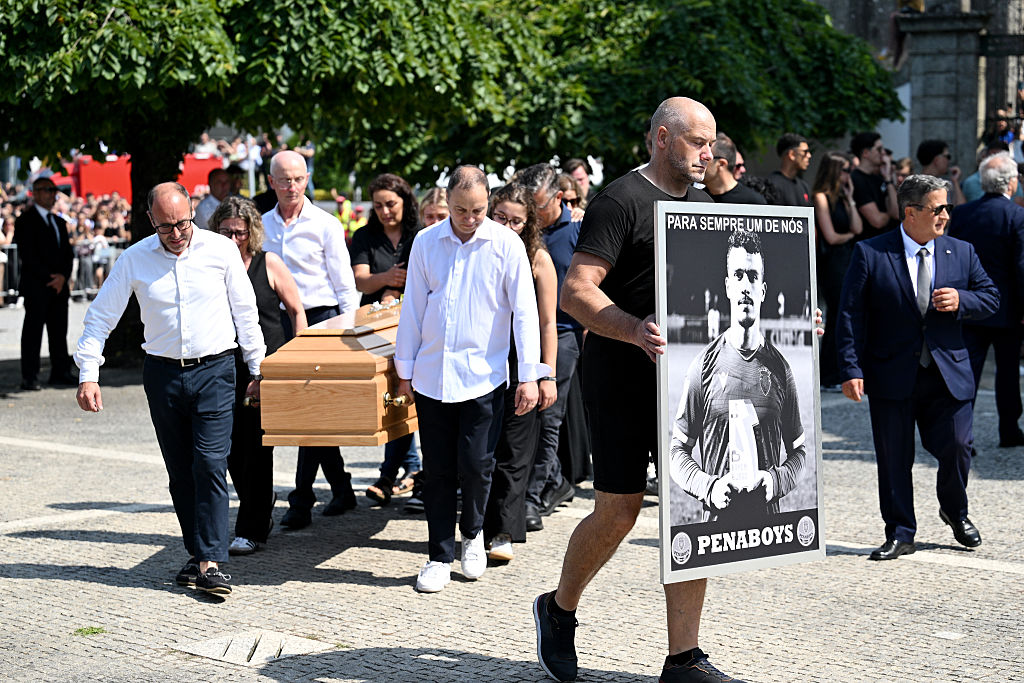 Carrying red wreath, Liverpool players join family for Diego Jota’s funeral