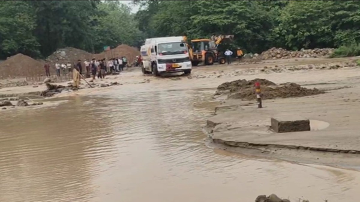 उत्तराखंड में मानसून का कहर, कुमाऊं क्षेत्र की 54 सड़कें बाधित उत्तराखंड में मानसून का कहर, कुमाऊं क्षेत्र की 54 सड़कें बाधित