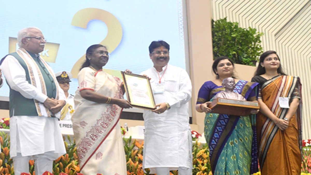 राष्ट्रपति मुर्मु ने देश के स्वच्छ शहरों को किया सम्मानित, इंदौर, सूरत और नवी मुंबई को शीर्ष रैंकिंग