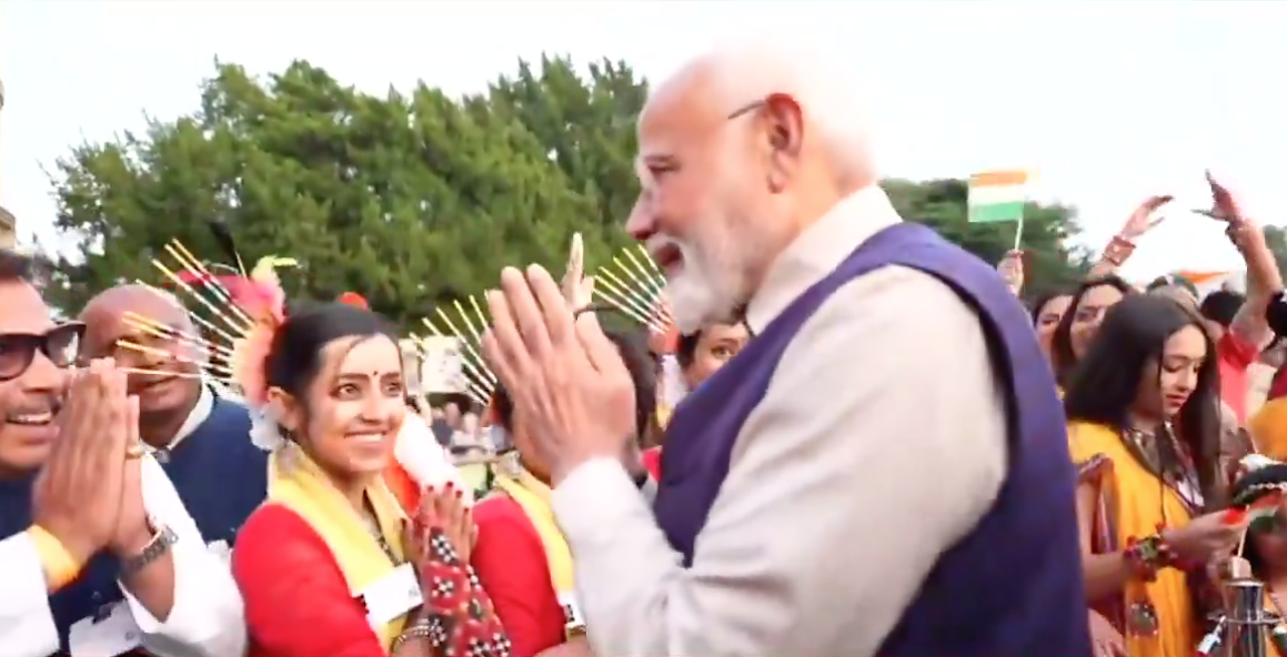 ब्रिटेन में प्रवासी भारतीयों ने पीएम मोदी का किया स्वागत, उन्हें वैश्विक और आध्यात्मिक अपील वाला दूरदर्शी व्यक्ति बताया