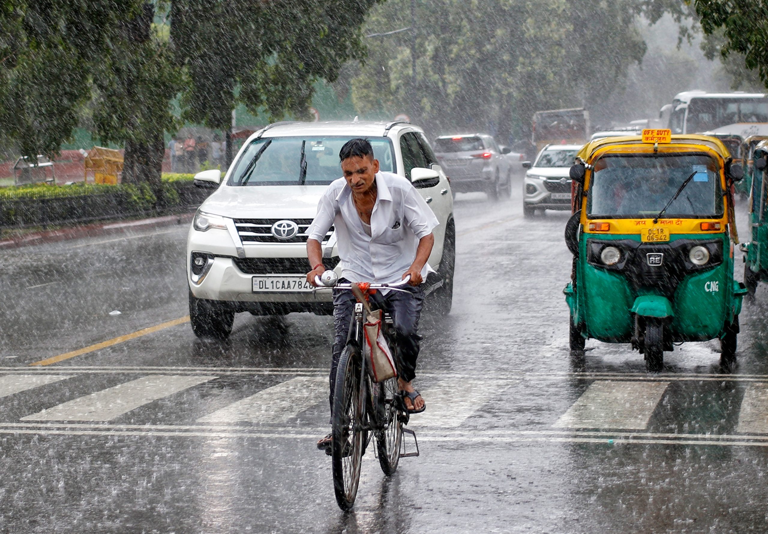 दिल्ली-एनसीआर में बदला मौसम का मिजाज, तेज हवाओं, गरज के साथ हुई बूंदाबांदी