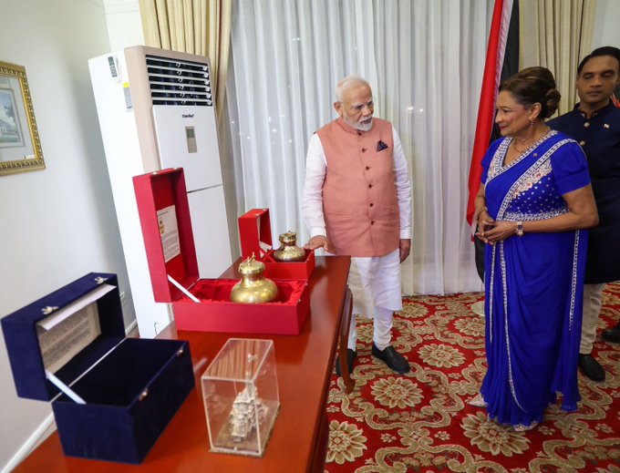 प्रधानमंत्री मोदी ने राम मंदिर की प्रतिकृति और सरयू का जल त्रिनिदाद और टोबैगो की पीएम को किया भेंट
