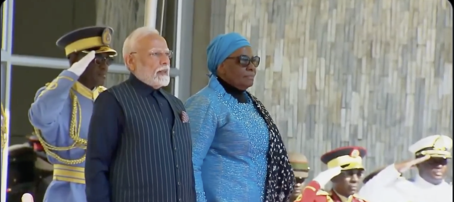 नामीबिया में औपचारिक स्वागत के दौरान पीएम मोदी को दी गई 21 तोपों की सलामी 