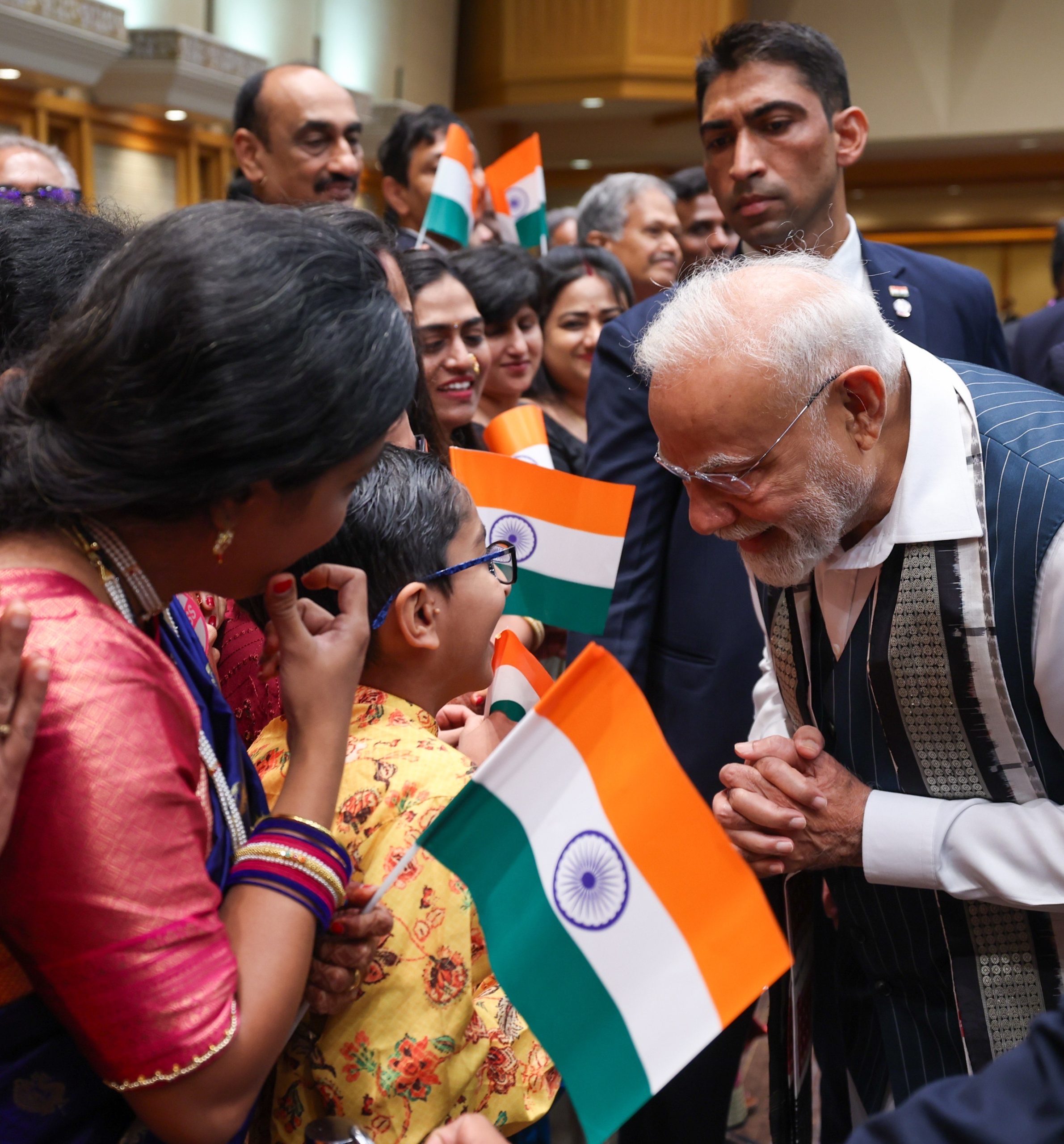 पीएम मोदी ने प्रवासी भारतीयों से की मुलाकात, उनकी एक झलक देखने के लिए लोग बेताब