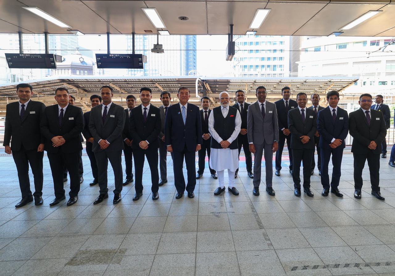 पीएम मोदी ने जापान में भारतीय रेल चालकों से मुलाकात, पीएम इशिबा के साथ पहुंचे सेंडाई