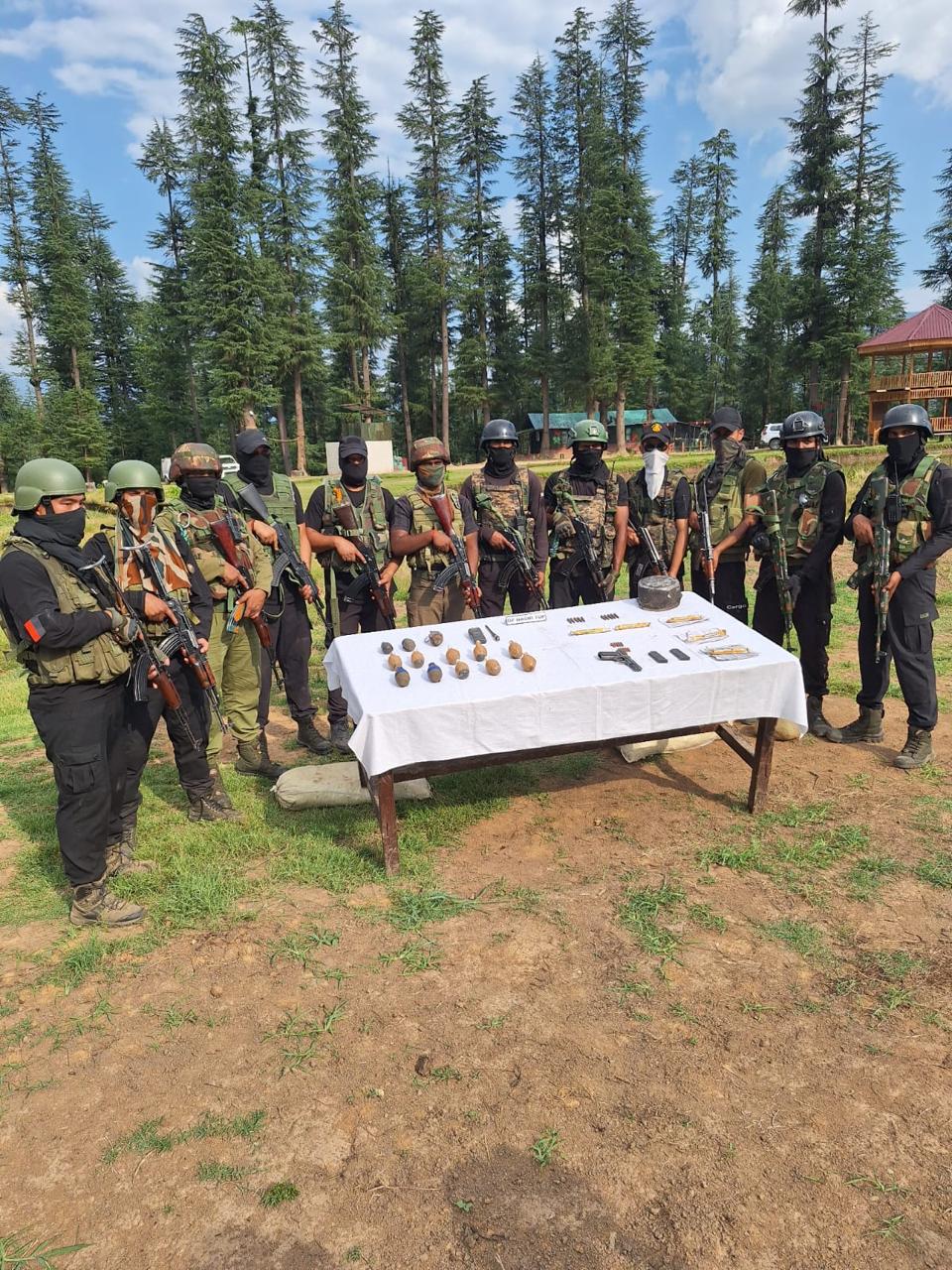 जम्मू-कश्मीर में सुरक्षा बलों को कुपवाड़ा में मिली आतंकी गुफा, चीनी ग्रेनेड और गोला-बारूद बरामद